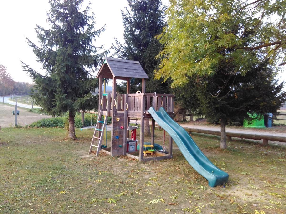 Apartman Na Farme U Koni Milesov Exterior foto